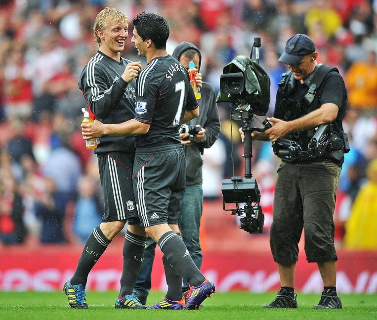 Luis Suárez heeft lol met Dirk Kuyt na de zege in het Emirates Stadion. Beeld afp