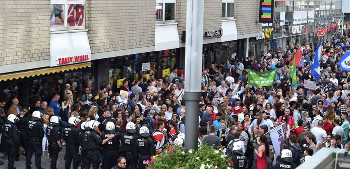 In Gelsenkirchen raakten rechtse betogers en tegenstanders slaags met elkaar.