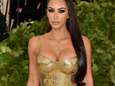 Kim Kardashian draagt loeistrak pak van knalgeel afzetlint en Rihanna is vijfde Teletubby
