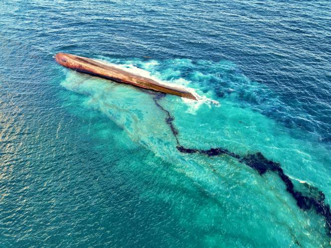 Mysterieus schip kapseist in de Caraïbische zee en veroorzaakt olieramp