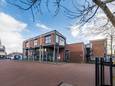 Het gemeentehuis van Borne. Voorbij de ingang linksaf bevindt zich het Sociaal Hus.
