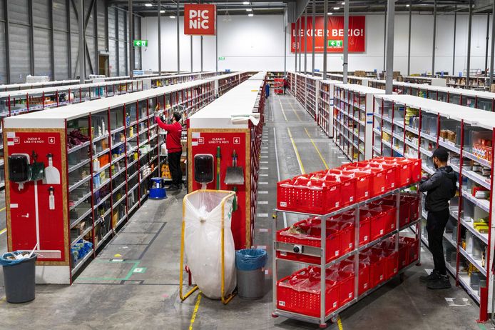 Veel medewerkers van bedrijven zitten door de explosieve stijging van het aantal coronabesmettingen thuis in quarantaine. Bij onlinesupermarkt Picnic geldt dat momenteel voor negentig werknemers.