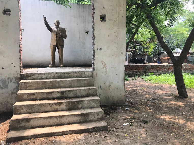 Beeld van Bhimrao Ramji Ambedkar in het dorp Richhpal Garhi in India Beeld Aletta André