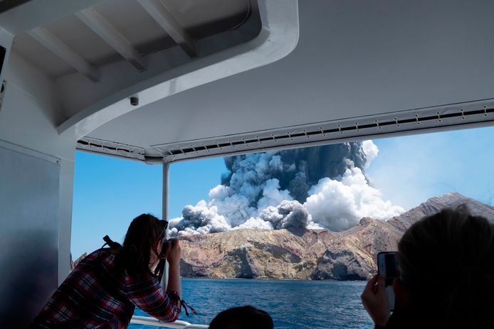 De uitbarsting van White Island wordt door toeristen gefilmd en gefotografeerd.