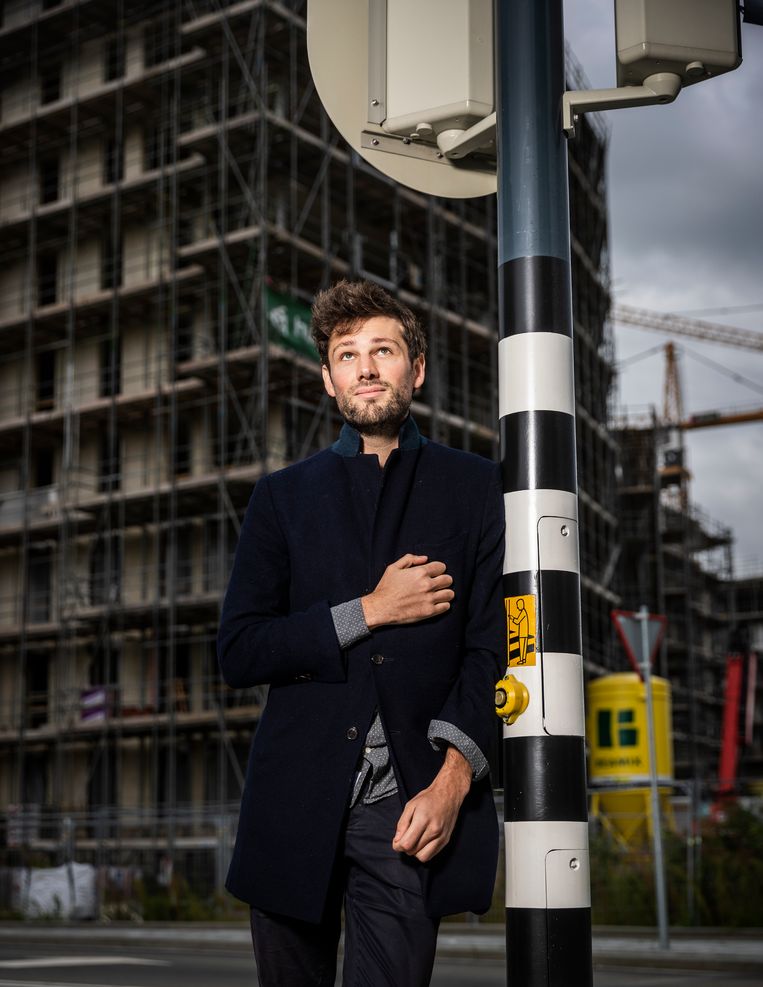 Cody Hochstenbach: ‘Als we het hebben over mengen dan is het bijna altijd eenrichtingsverkeer: alleen de wijken waar het slecht gaat. Waarom?’ Beeld Jiri Büller