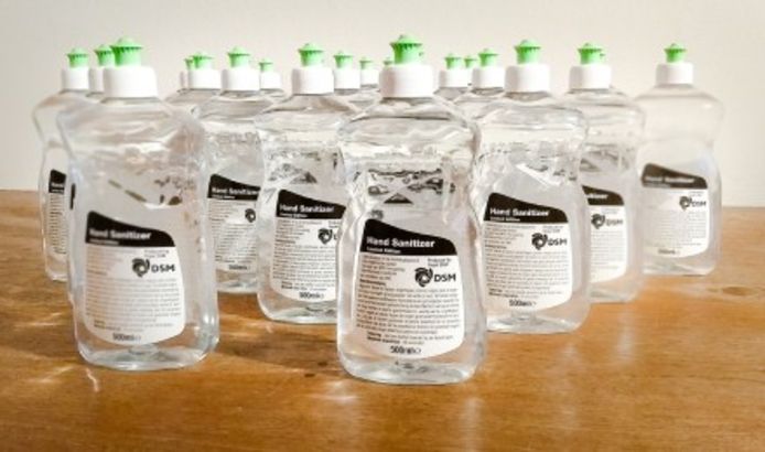 De flessen met desinfectiemiddelen van DSM worden deze week door de overheid over ziekenhuizen en zorginstellingen verdeeld.