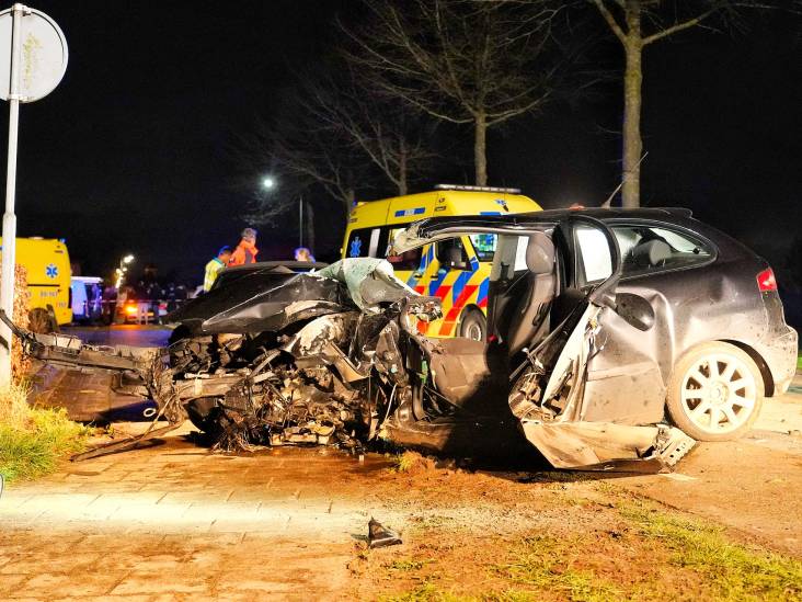 Auto knalt tegen boom in Ulicoten: bestuurder zwaargewond, politie onderzoekt mogelijke straatrace