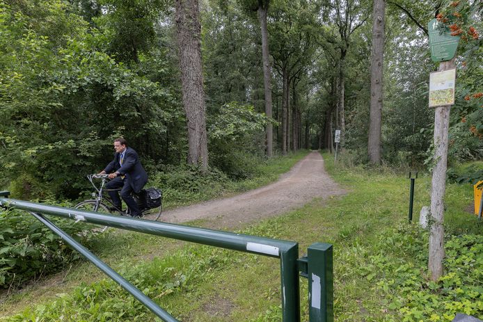 Er zijn plannen om van dit pad door Het Groot Goor in Helmond een geasfalteerd fietspad te maken.