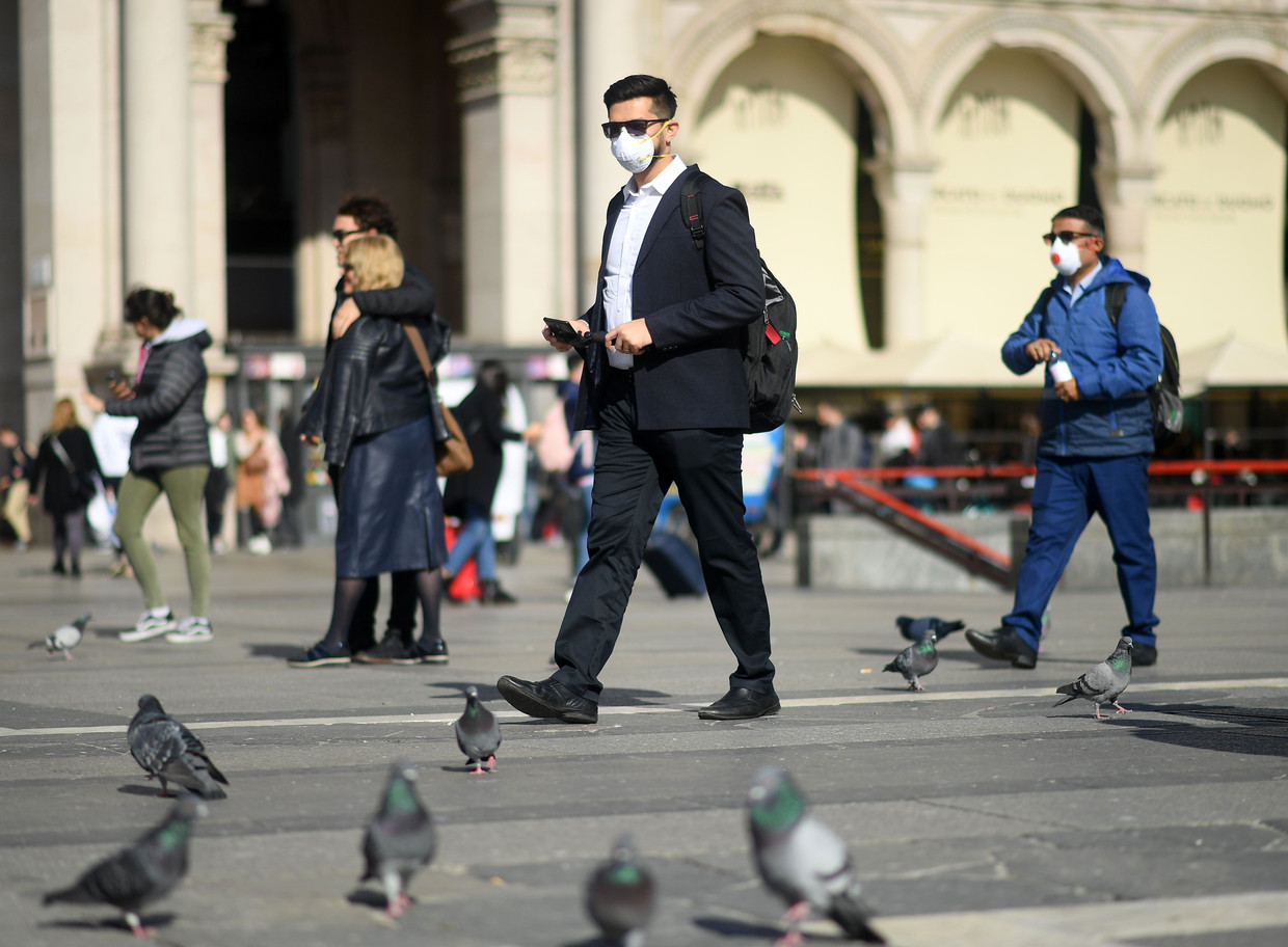 In Noord-Italië dragen veel mensen dezer dagen een mondkapje, zoals deze man in Milaan. Beeld Photo News