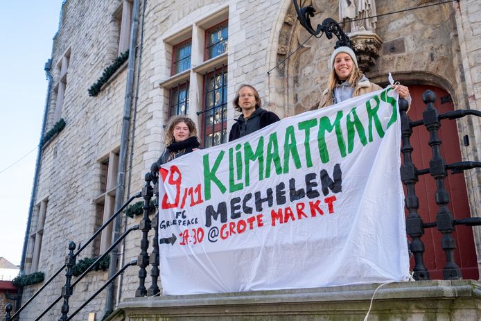 Greenpeace en Climate For Youth hangen een spandoek aan het Schepenhuis die oproept deel te nemen aan een Klimaatmars.