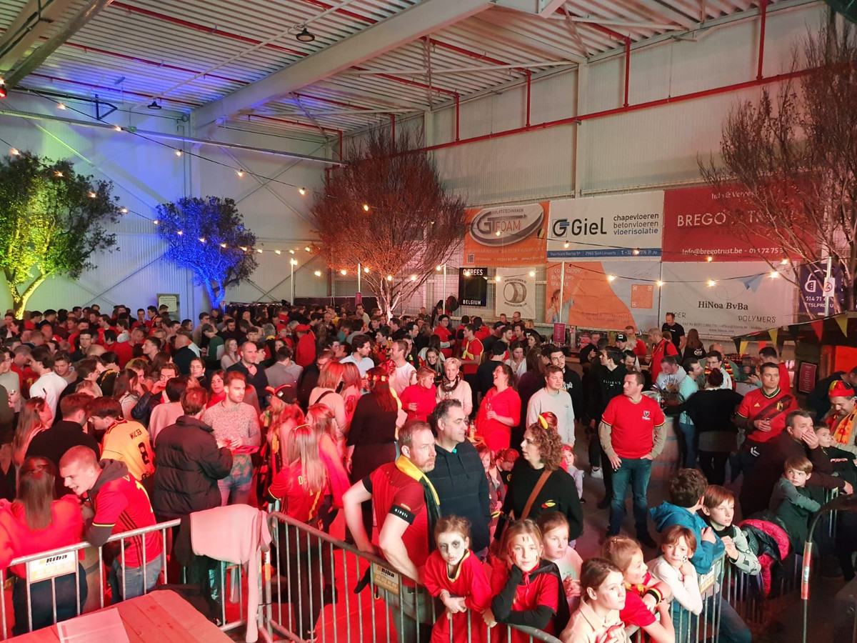 Bar Qatar loopt volledig vol voor nederlaag van Rode Duivels Foto