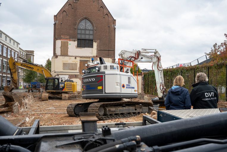 Het Disaster Victim Identification Team (DVI) van de federale politie groef vorig jaar vergeefs naar de vermiste zuster tijdens de afbraakwerken van de vroegere directeurswoning van het klooster.  Beeld Geert De Rycke