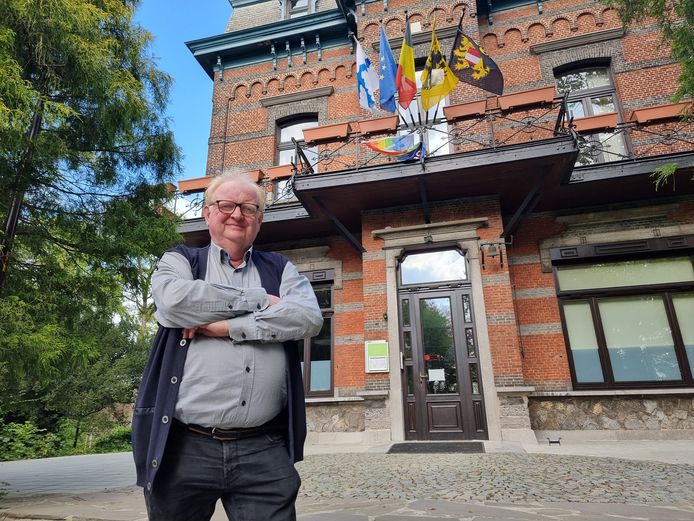 Burgemeester Hugo Vandaele (Lijst Burgemeester) van Beersel voor het gemeentehuis op het Rondenbosdomein.