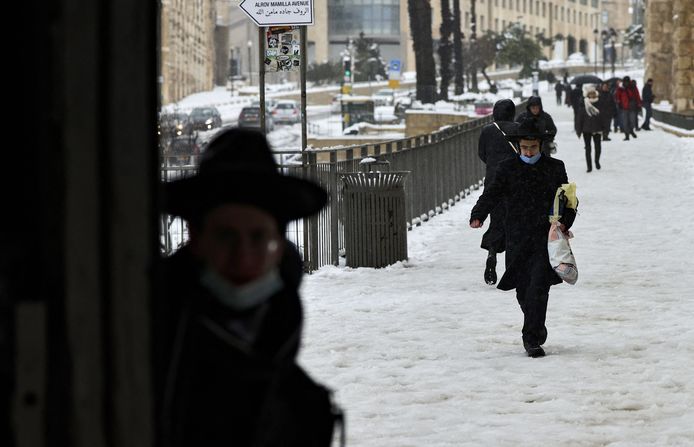 De straten in Jeruzalem liggen bedekt onder een pak sneeuw.