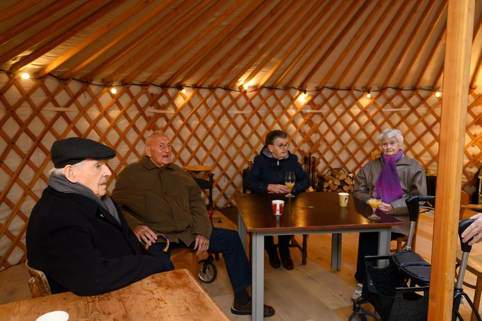 Ook de bewoners van WZC De Vaeren strijken graag neer in de grote yurt.