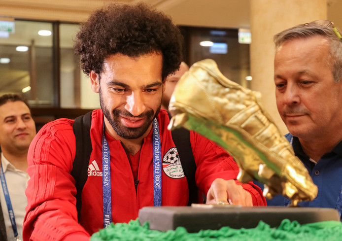 Salah krijgt een verjaardagstaart met gouden schoen voor zijn verjaardag.