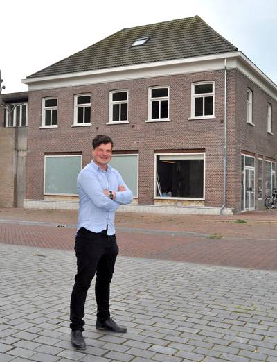 Brasserie en winkel in voormalig Blokkerpand in Mill