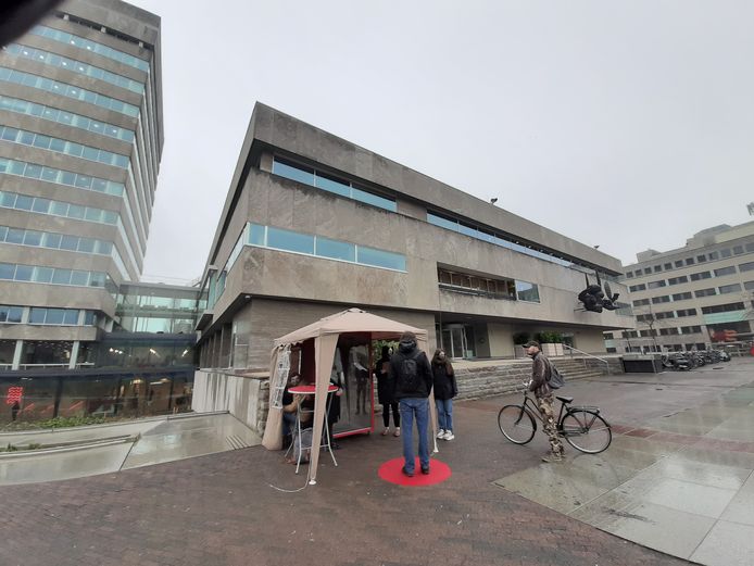 De studenten Industrial Design van de TU/e  Remke Timmermans, Iris Bekkers, Lotte Sluijs en Tjeu van Bussel zetten maandag hun spiegelkast waar ze meningen ophalen over bouwplannen op het Stadhuisplein in Eindhoven. Hemmo van der Brink was een van de proefkonijnen.