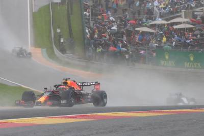 Spa-Francorchamps valt letterlijk in het water: racen is onverantwoord, Max Verstappen ‘wint’ en pakt 12,5 punten dankzij drie rondjes achter safety car