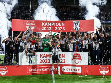 Kampioensspecial Heracles wordt maandag op meerdere plekken uitgedeeld in Almelo