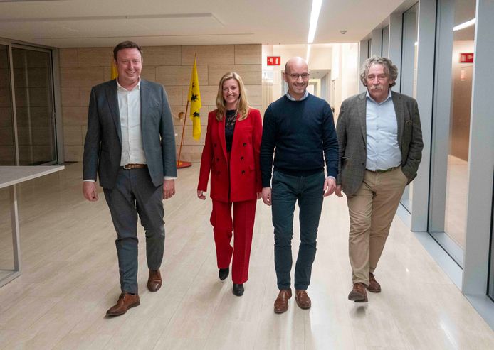 Vlnr: burgemeester Bob Nijs, algemeen directeur Iris Mulkens, voorzitter gemeenteraad Stijn Mertens en afscheidnemend algemeen directeur Henri Leën