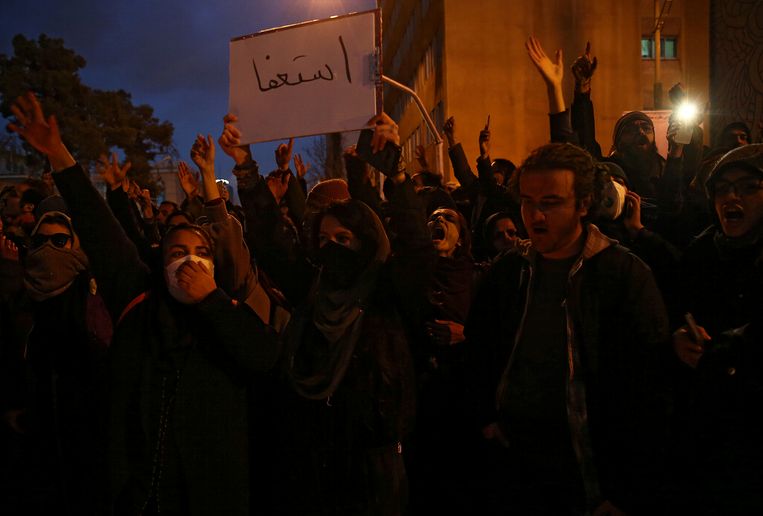 Demonstranten in Teheran, zaterdag. Beeld VIA REUTERS