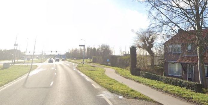 De Vierwegen bij Kapelle, waar het fietspad langs de weg loopt.