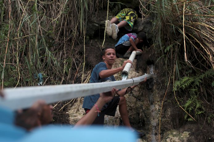 Mensen probeerden bronwater te verzamelen met een zelfgemaakt buizensysteem in Corozal, Puerto Rico.