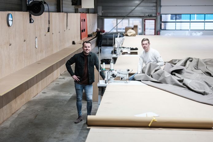 Eurostretch tenten, met links verkoper Joris Nieuwenhuis en manager Jos van Leeuwen.
