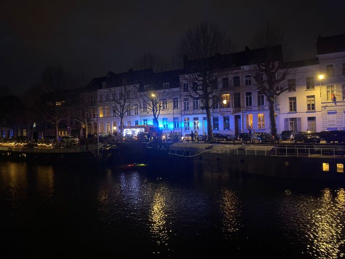 In Gent is woensdagavond een elektrische auto rond 18 uur in de Visserij beland.