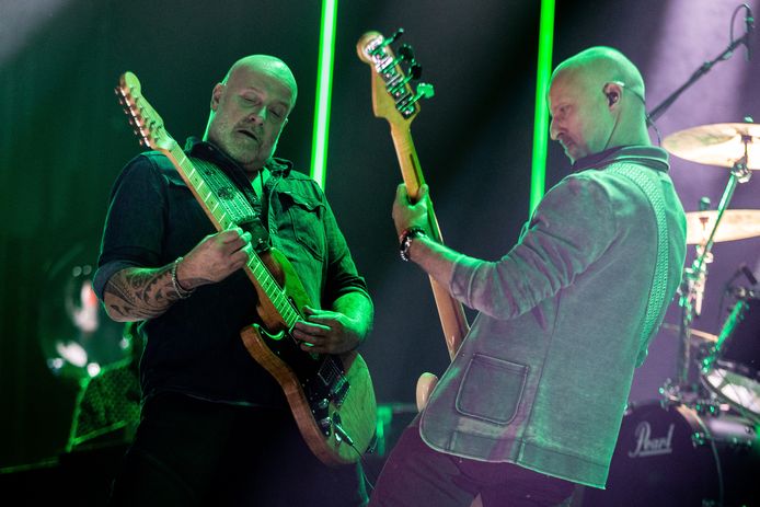 Leadzanger en gitarist Paskal Jakobsen en bassist Peter Slager van Bløf tijdens een livestreamconcert vanuit een leeg Rotterdam Ahoy.