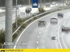 Regenval zorgt voor problemen in Rotterdam: water stroomt van dak station en overlast op de snelweg