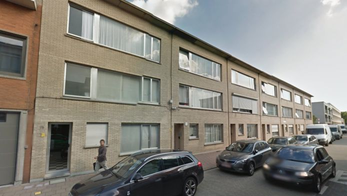 De gasontploffing vond plaats in het bovenste appartement van het gebouw links, in de Frans Beckersstraat in Berchem.