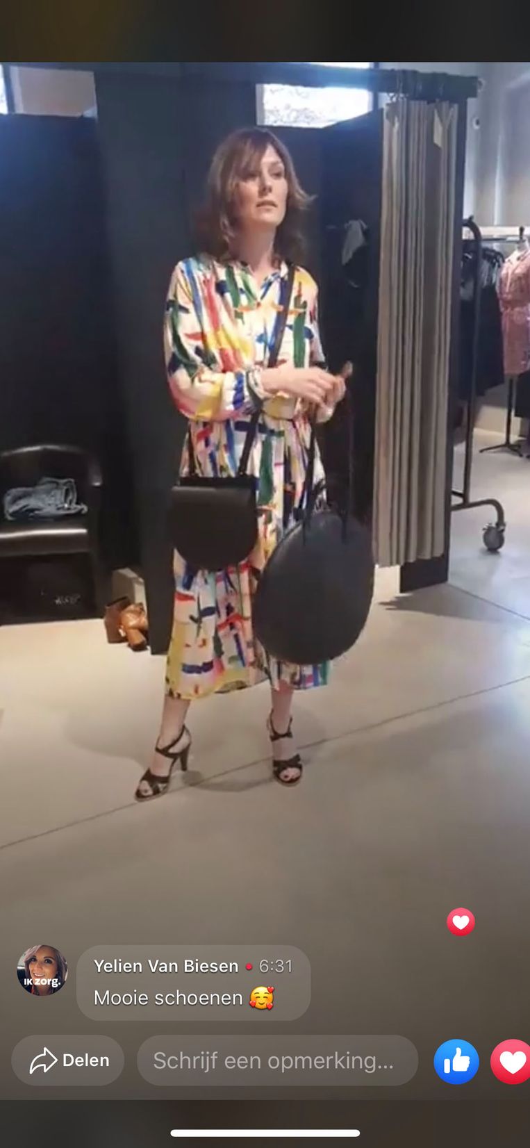 ‘Kleine mensen, kleine handtassen. Grote mensen, grote handtassen.’ Liesbeth Verlinden, house-styliste voor La Bottega, toont live voor de camera hoe je een kleurrijke zomerjurk kan stylen.  Beeld rv