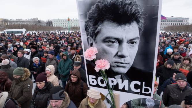 Duizenden Russen de straat op voor Nemtsov