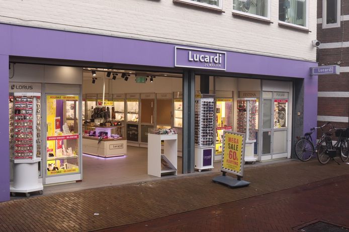 analyse Daarom Aan boord Grote hoeveelheid goud' gestolen bij kraak bij juwelier Lucardi in  Barneveld: één verdachte gepakt | Amersfoort | AD.nl