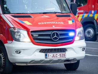 Auto botst tegen gevel van woning