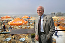 Erik Hazelhoff Roelfzema bij de onthulling van een gedenkplaat bij het Kurhaus in 2003