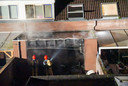 Brandweer druk bezig met blussen van woningbrand in Deurne.