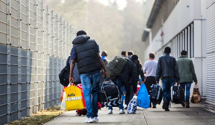 Asielzoekers arriveren bij het azc in Zeist in 2015.