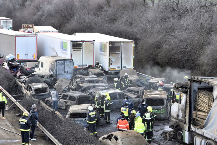 19 voertuigen vlogen door de crash in brand.