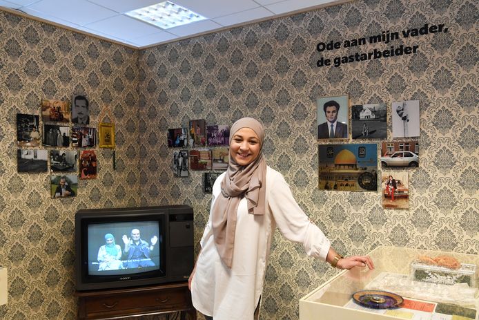 Initiatiefneemster Halima  el Hajoui-Özen staat voor de Verhalenkamer die de afgelopen weken te zien was in Bibliotheek Udenhout. Vanaf 14 januari is deze te zien in het TijdLab in de LocHal in Tilburg.