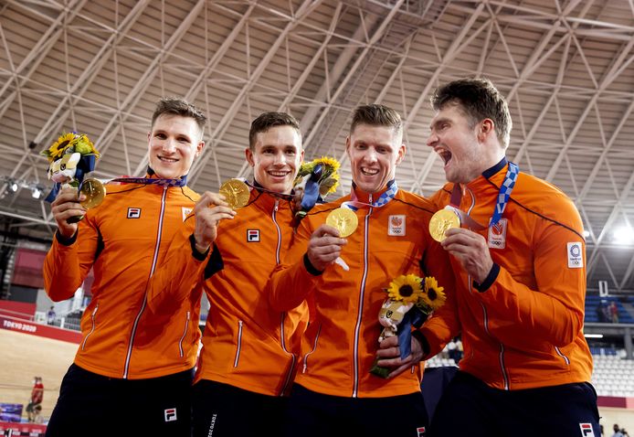 Jeffrey Hoogland, Harrie Lavreysen, Roy van den Berg en Matthijs Büchli met hun gouden medailles.