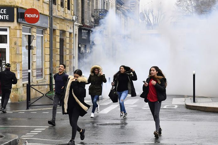 Studenten lopen weg van traangas tijdens de betoging in Bordeaux.