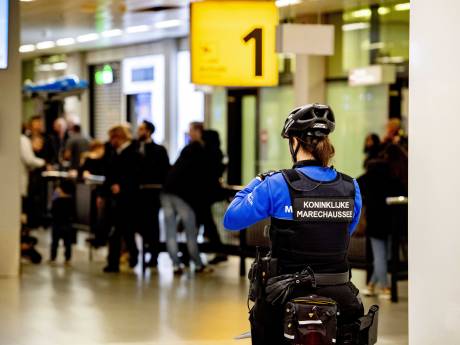 Vader (47) en zoon (13) mishandelen medepassagier na onrust op vlucht Schiphol