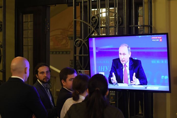 In het jaarlijkse tv-programma Directe lijn kunnen vooraf geselecteerde burgers vragen stellen aan president Poetin
