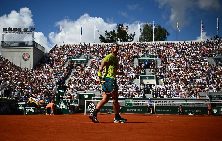 Rafael Nadal juicht nadat hij Botic van de Zandschulp (aan de andere kant van het net) heeft verslagen. Beeld AFP
