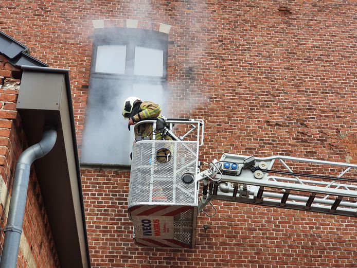 De brandweerzone Taxandria hield zondag een brandweeroefening in het centrum van Lille met de korpsen van Beerse en Vosselaar, maar ook met vrijwilligers die zich al aangemeld hebben voor de nieuwe brandweerpost Lille.