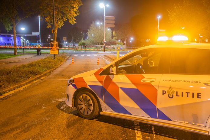 De rotonde in Woerden waar een agent op de auto van de 26-jarige Woerden schoot, is zaterdagavond tijdelijk afgezet geweest voor onderzoek.