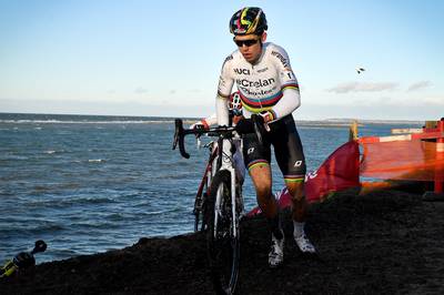 Pechdag voor VDP, Van Aert wint in Duitse modder